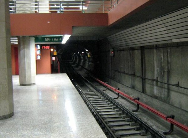 Σοκαριστικό βίντεο από το Βουκουρέστι - 36χρονη σπρώχνει νεαρή γυναίκα στις ράγες του μετρό
