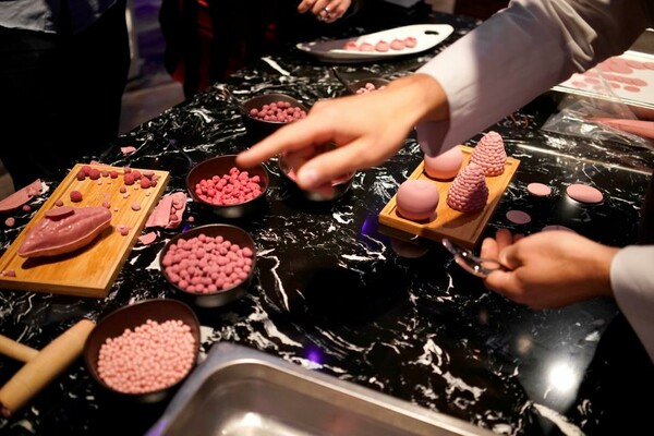 Ελβετικός οίκος μόλις ανακοίνωσε πως δημιούργησε νέα γεύση σοκολάτας με ροζ χρώμα και όνομα Ruby