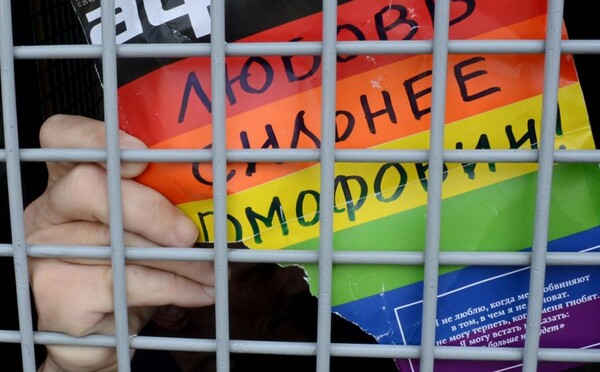 Η Fare προειδοποιεί τα ομόφυλα ζευγάρια για το Παγκόσμιο Κύπελλο της Ρωσίας: Μην κυκλοφορείτε χέρι-χέρι στους δρόμους
