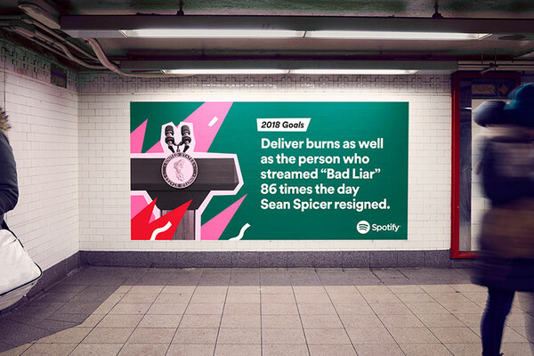 Το Spotify τρολάρει τις πιο ντροπιαστικές συνήθειες των χρηστών του με μηνύματα σε τεράστιες πινακίδες