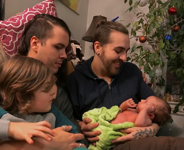 Trans άντρας γέννησε ξανά, πέντε χρόνια μετά από το πρώτο του παιδί, που είχε κάνει ως γυναίκα