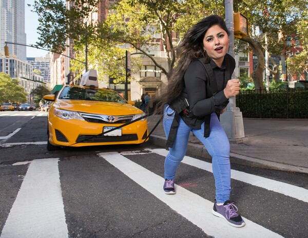 Οδηγοί ταξί της Νέας Υόρκης φωτογραφίζονται σε αστείες τύπου pin-up πόζες για ημερολόγιο