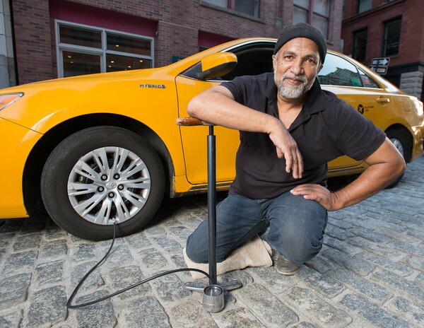 Οδηγοί ταξί της Νέας Υόρκης φωτογραφίζονται σε αστείες τύπου pin-up πόζες για ημερολόγιο