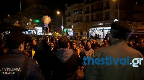 Αποδοκιμασίες κατά την αποχώρηση Τσίπρα από το ΥΜΑΘ - «Φεύγεις σαν κλέφτης» φώναζαν οι συμβασιούχοι