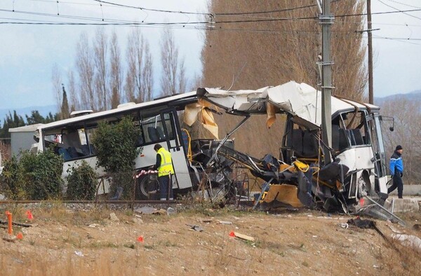 Γαλλία: Πέντε οι νεκροί από τη σύγκρουση σχολικού λεωφορείου με τρένο