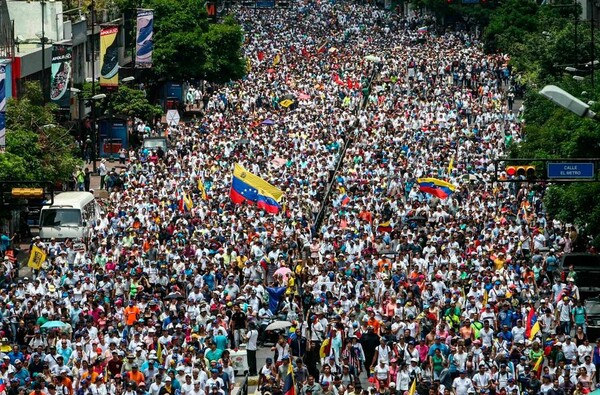 Βενεζουέλα: Απαγόρευση διαδηλώσεων επέβαλε ο Μαδούρο - Η αντιπολίτευση καλεί τον κόσμο να βγει στο δρόμο