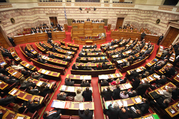Έντονες αντιδράσεις της αντιπολίτευσης για τον αριθμό των τροπολογιών στη Βουλή - Αποχώρησαν Ποτάμι και ΚΚΕ