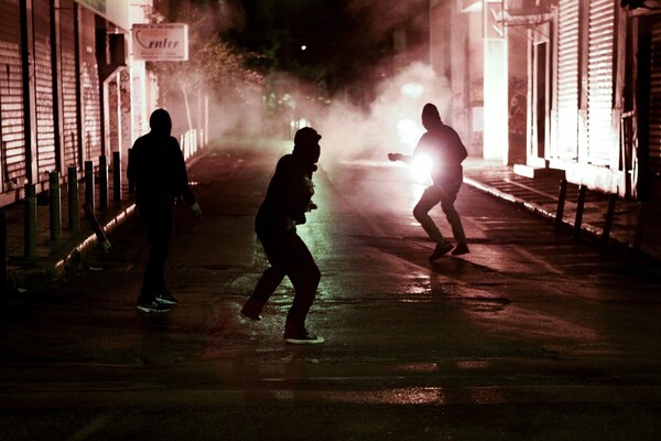 Άλλη μια νύχτα επεισοδίων με μολότοφ στο κέντρο της Αθήνας