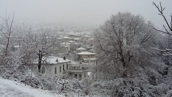 Στα λευκά η δυτική Μακεδονία - Χιονίζει ακόμη και μέσα στις πόλεις