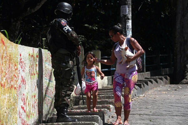Εννέα στους δέκα κατοίκους του Ρίο ντε Τζανέιρο φοβούνται ότι θα δεχθούν αδέσποτη σφαίρα
