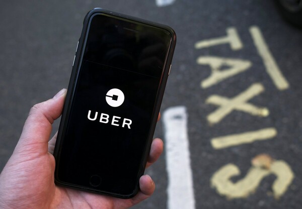 Η Uber αναστέλλει την υπηρεσία με ιδιώτες οδηγούς στην Αθήνα