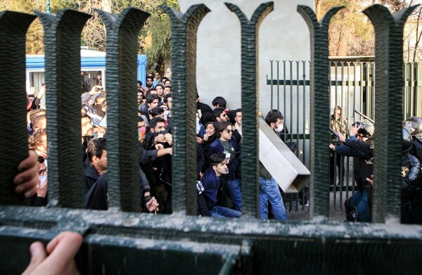 «Έκλεισαν» ορισμένα social media στο Ιράν μετά τις αναταραχές και τους δύο νεκρούς στις διαδηλώσεις
