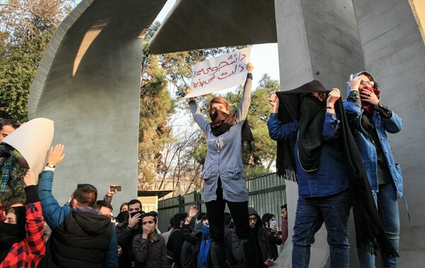 Ιράν: Περίπου 200 διαδηλωτές συνελήφθησαν το Σάββατο στην Τεχεράνη