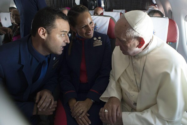 Γάμος στον αέρα: Ο Πάπας Φραγκίσκος πάντρεψε ένα ζευγάρι αεροσυνοδών στη διάρκεια πτήσης