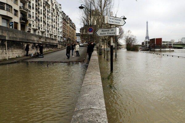 Ο Σηκουάνας υπερχειλίζει και οι φωτογραφίες από το Παρίσι γίνονται viral