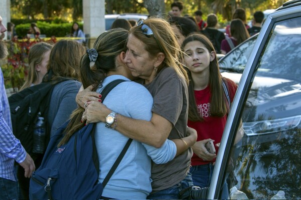 Μία έφηβη και τρεις ηρωικοί καθηγητές ανάμεσα στα πρώτα θύματα της πολύνεκρης ένοπλης επίθεσης στη Φλόριντα