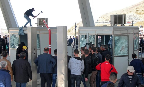 Έσπασαν και έκαψαν τα διόδια - Πεδίο μάχης δρόμοι στην Αλβανία