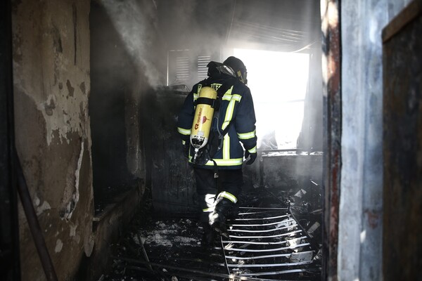 Νεκρή γυναίκα από έκρηξη και πυρκαγιά σε διώροφο κτίσμα στη Σαλαμίνα