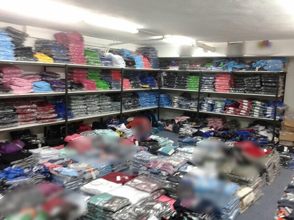 Πάνω από 22.500 ρούχα - «μαϊμού» εντοπίστηκαν σε αποθήκη στο Περιστέρι