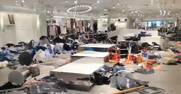 Διέλυσαν κατάστημα H&M στο Γιοχάνεσμπουργκ - Οργισμένοι διαδηλωτές έσπασαν τα πάντα
