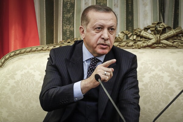 O Ερντογάν επαναφέρει στις θέσεις τους 1.800 υπαλλήλους που είχε απομακρύνει για το πραξικόπημα