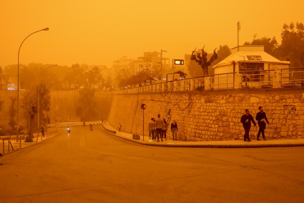 Δείτε τις πρωτοφανείς εικόνες από το Ηράκλειο σήμερα - Η Κρήτη καλύφθηκε από αφρικανική σκόνη