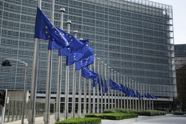 Την ένταξη των Σκοπίων και της Αλβανίας στην ΕΕ θα προτείνει το καλοκαίρι η Κομισιόν