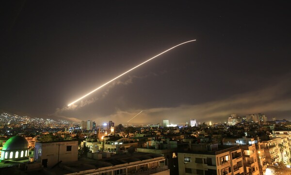ΗΠΑ, Βρετανία και Γαλλία χτύπησαν με πυραύλους τη Συρία