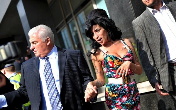 Ο πατέρας της Amy Winehouse λέει πως τον επισκέπτεται συνέχεια το φάντασμα της κόρης του