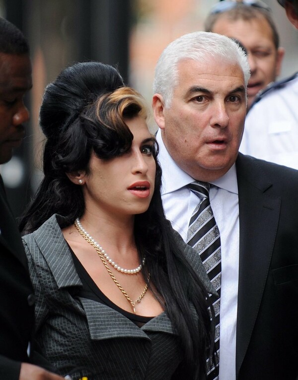 Ο πατέρας της Amy Winehouse λέει πως τον επισκέπτεται συνέχεια το φάντασμα της κόρης του