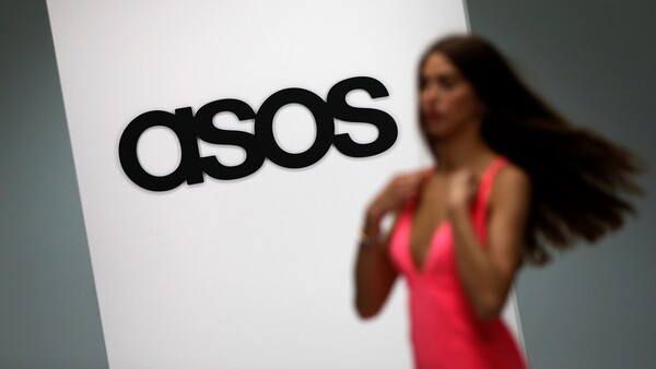 Η ASOS ζήτησε στα πολύ αδύνατα μοντέλα να «παχύνουν» αν θέλουν να δουλέψουν ξανά με την εταιρία