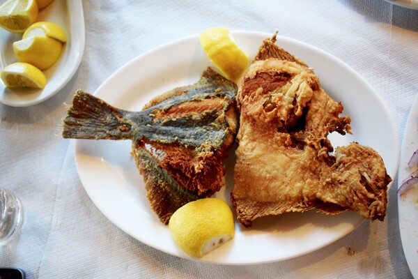 Λίγο πιο έξω από τη Θεσσαλονίκη, η Ελένη Ψυχούλη έφαγε ολόφρεσκο ψάρι μέσα στον κάμπο