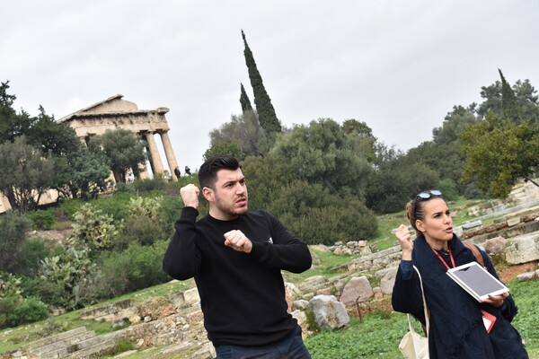 Για πρώτη φορά στην Αθήνα άτομα με προβλήματα στην ακοή ξεναγήθηκαν σε αρχαιολογικό χώρο