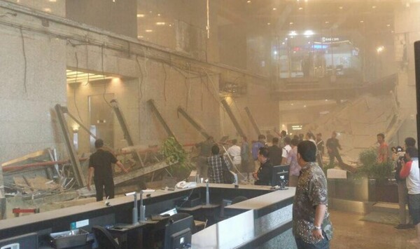 Κατέρρευσε όροφος στο Χρηματιστήριο της Τζακάρτα -Τουλάχιστον 12 τραυματίες