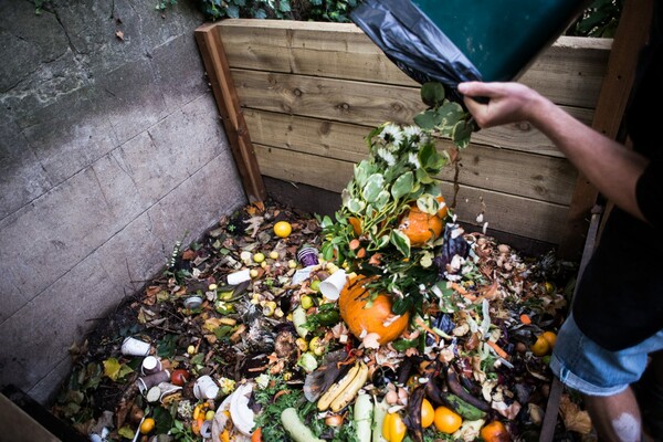Οι Αμερικανοί πετούν στα σκουπίδια 150.000 τόνους τροφίμων την ημέρα (μελέτη)