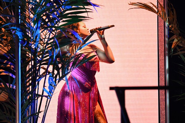 Η εξωτική Rihanna ξεσηκώνει τα Grammys με τον πιο εκρηκτικό χορό της βραδιάς - BINTEO