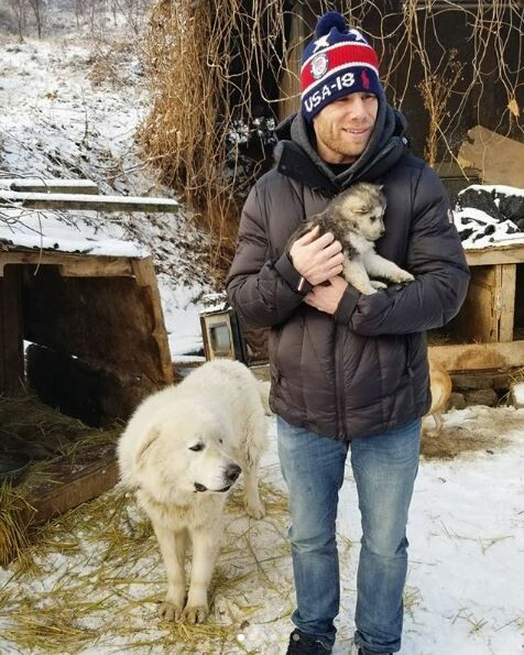 Ο Αμερικανός σκιέρ που υιοθέτησε κουτάβι από φάρμα με κρέας σκύλων στη Ν.Κορέα και γιατί κάποιοι αντιδρούν