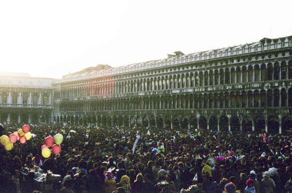 Ο Δανιήλ Κόντζογλου στο Καρναβάλι της Βενετίας το 1984