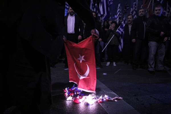 Οι Τούρκοι ανακοίνωσαν πως απαιτούν να συλληφθούν οι Χρυσαυγίτες που έκαψαν τη σημαία της χώρας τους