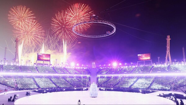 Η εντυπωσιακή έναρξη των Χειμερινών Ολυμπιακών Αγώνων - Πρώτη στο στάδιο η ελληνική ομάδα με την γαλανόλευκη