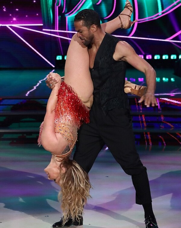 Κάτι πήγε πολύ - μα πολύ λάθος - με το φόρεμα της Anastacia στο Dancing With The Stars
