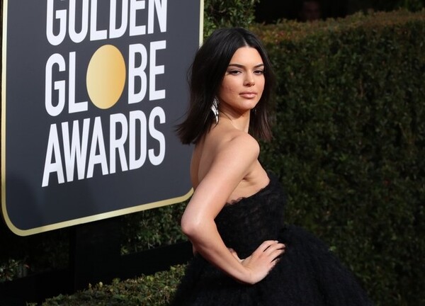 Η Kendall Jenner απαντά σε όσους την χλεύασαν επειδή εμφανίστηκε με ακμή στις Χρυσές Σφαίρες
