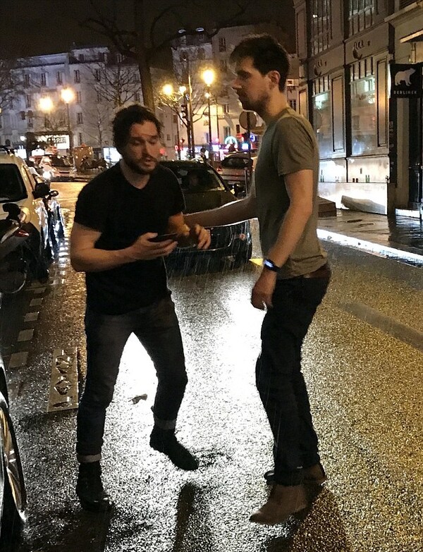 Ο Κιτ Χάρινγκτον (ξανά) μεθυσμένος στους δρόμους του Παρισιού