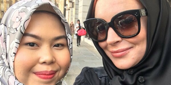Η Λίντσεϊ Λόχαν εμφανίστηκε με χιτζάμπ σε επίδειξη μόδας στο Λονδίνο