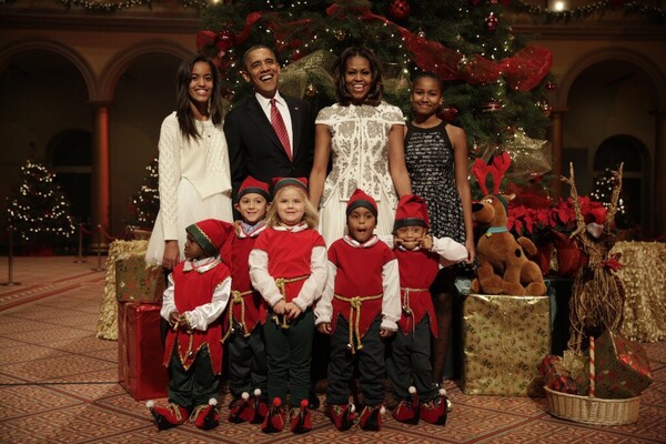 Χριστουγεννιάτικες ευχές από τον Ομπάμα με μία οικογενειακή φωτογραφία
