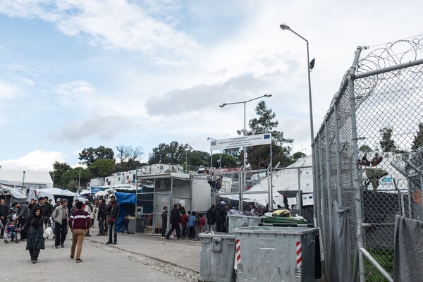 Χίος: «Ξεμπλοκάρουν» οι διαδικασίες για να φύγουν οι σκηνές από τον καταυλισμό προσφύγων