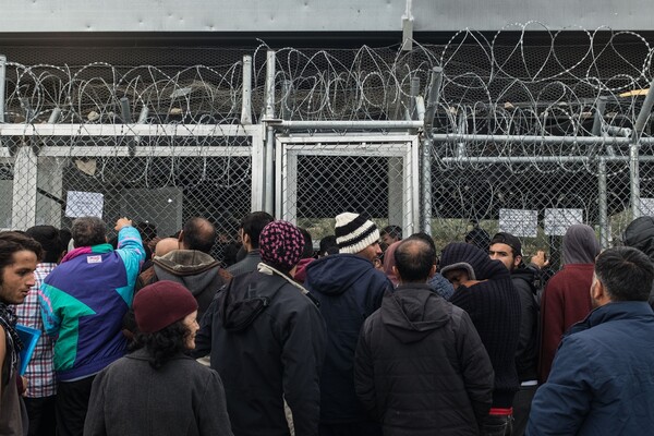 Παραμένουν υπεράριθμοι οι πρόσφυγες στις δομές της Λέσβου, της Σάμου και της Χίου