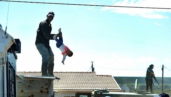 Ν. Αφρική: Πατέρας πέταξε την κόρη του από τη σκεπή για να εμποδίζει τις μπουλντόζες να κατεδαφίσουν το σπίτι