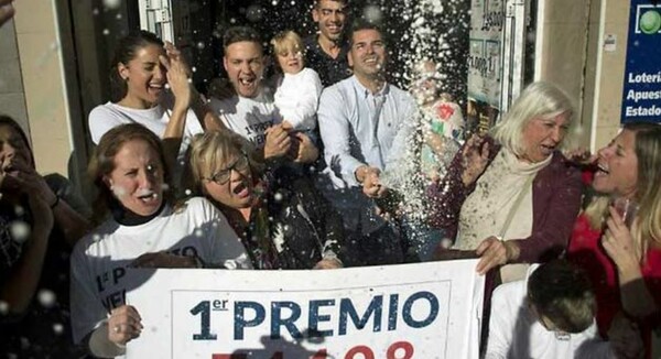 Εργαζόμενοι σε οίκο ευγηρίας στην Ισπανία κέρδισαν 10 εκατ. ευρώ στο λαχείο και πανηγύρισαν ξέφρενα