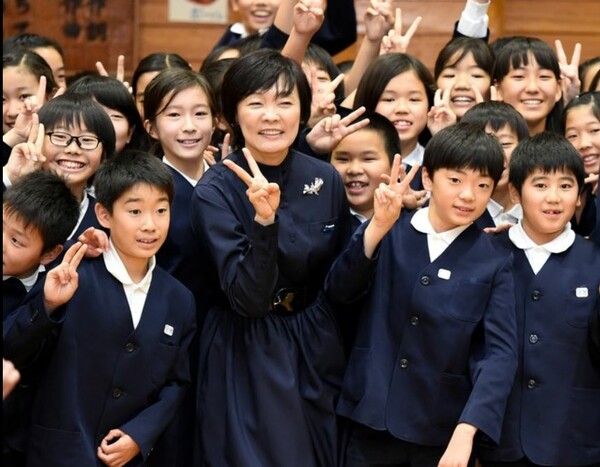 Σχολείο στο Τόκιο υποχρεώνει τους μαθητές του να φορούν στολές Αρμάνι